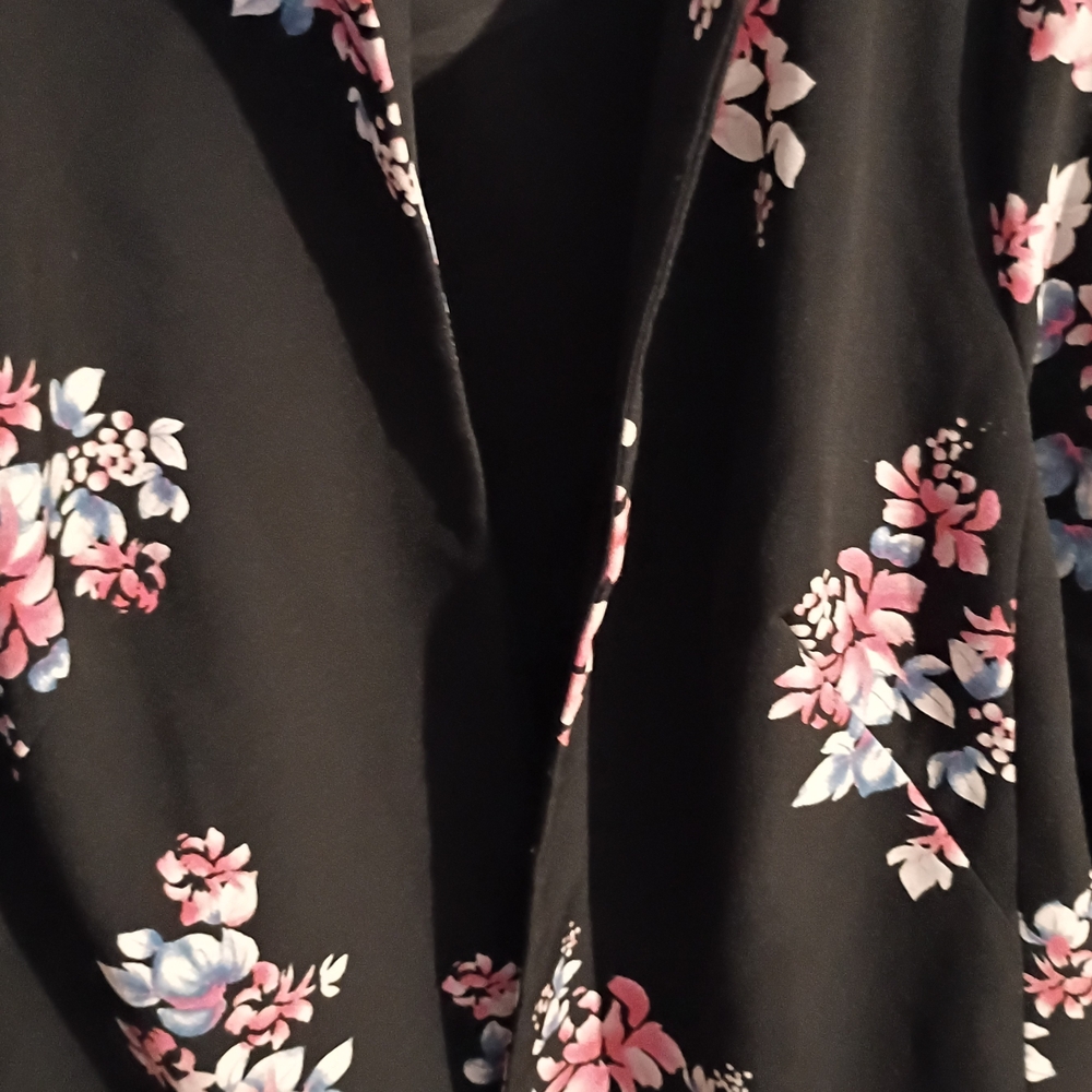 Size 18/20 Lane Bryant Black Floral Blazer 18/20, Like New! - Picture 3 of 5